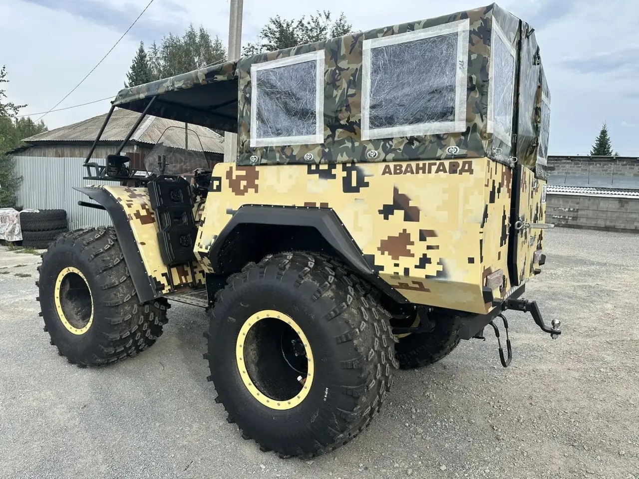 Вездеход Авангард с камуфляжной кабиной, вид сзади