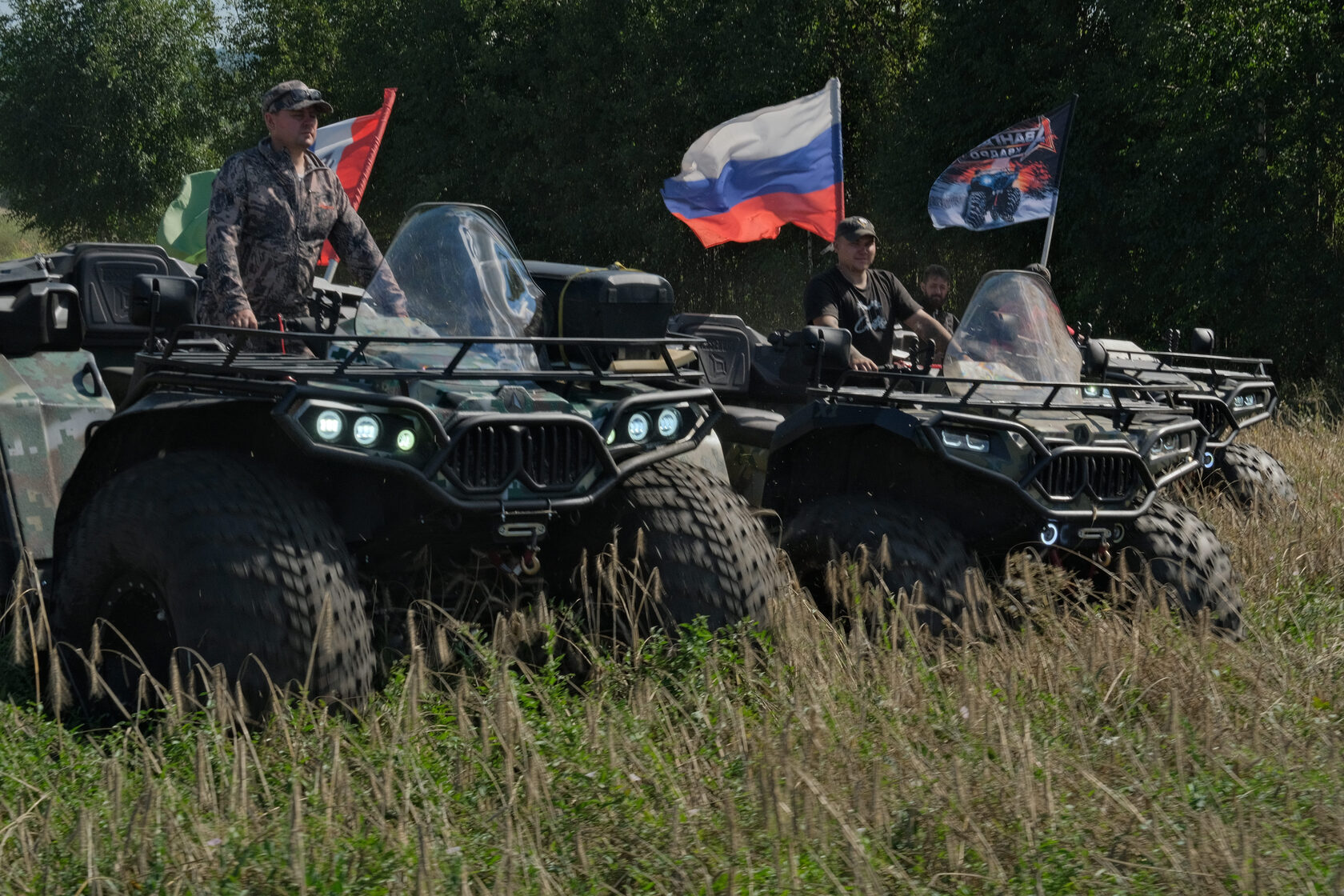 Квадроциклы Авангард на выезде с российскими флагами